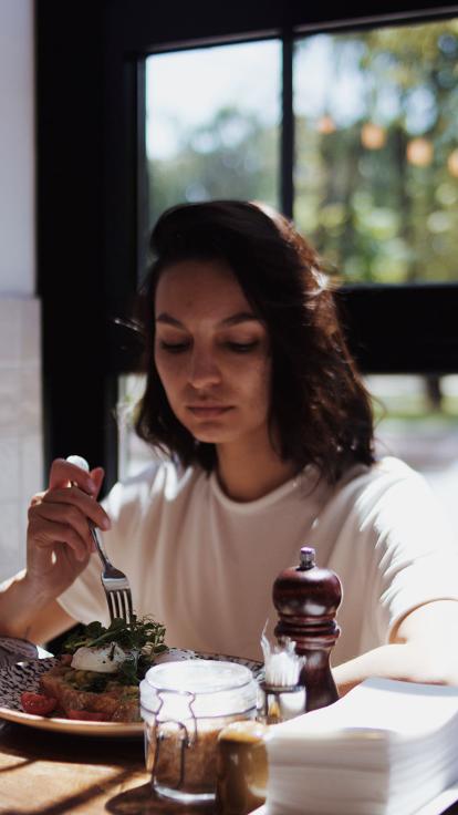 iemand is alleen aan het eten