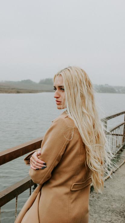 iemand staat alleen buiten en kijkt in de verte