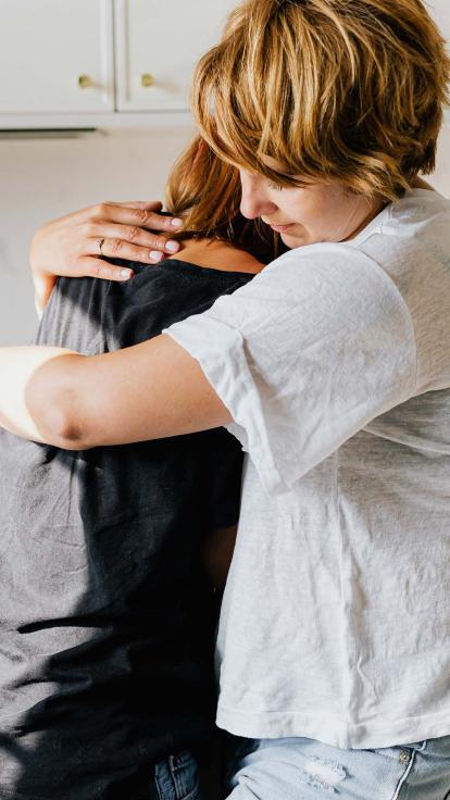 iemand troost iemand anders met een knuffel