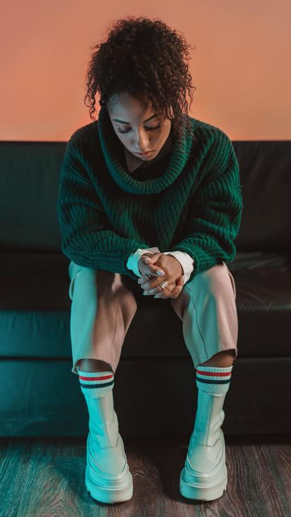 iemand zit alleen op de bank