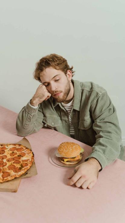 iemand is alleen aan het eten