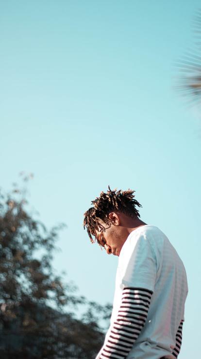 iemand staart naar de grond