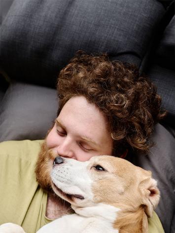 iemand knuffelt met z'n hond