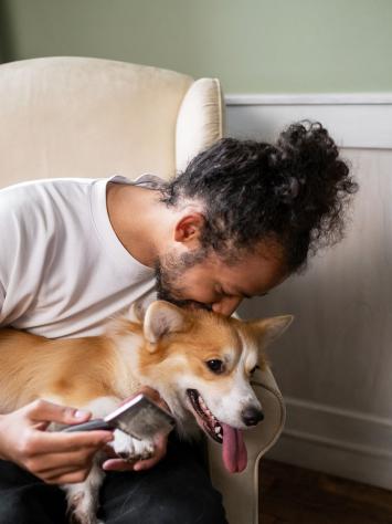 iemand knuffelt met z'n hond
