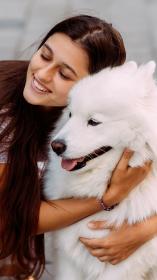 iemand knuffelt met haar hond