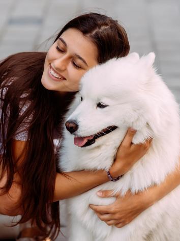 iemand knuffelt met haar hond