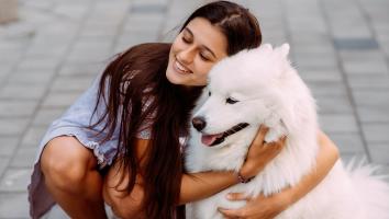 iemand knuffelt met haar hond