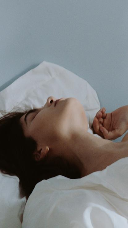 vrouw opgewonden in bed