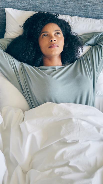 vrouw met twijfels in bed