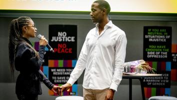 Sylvana Simons draagt stokje over aan de nieuwe lijsttrekker van BIJ1 Edson Olf.