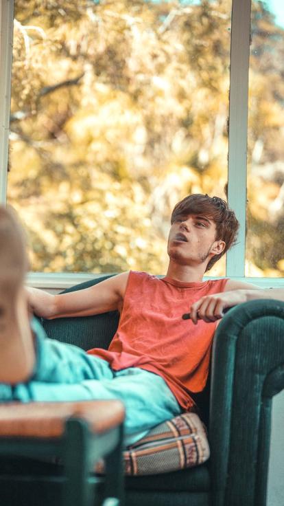 Een jongen die vapet. 