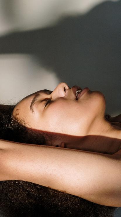 vrouw ervaar orgasme in bed