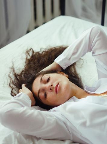 vrouw ervaart orgasme in bed