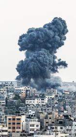 Een rookpluim komt naar boven na een aanval op de Gazastrook. 