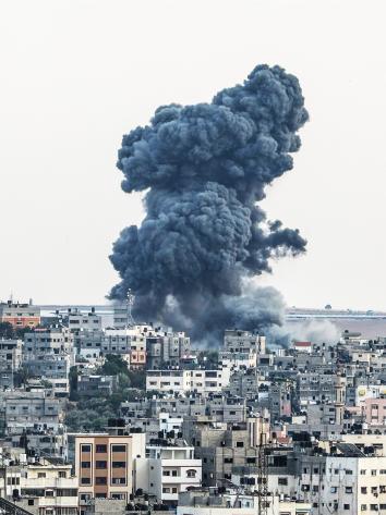 Een rookpluim komt naar boven na een aanval op de Gazastrook. 
