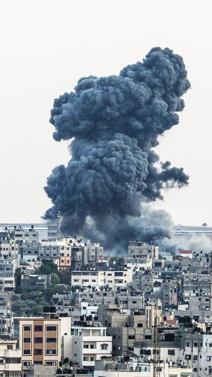 Een rookpluim komt naar boven na een aanval op de Gazastrook. 