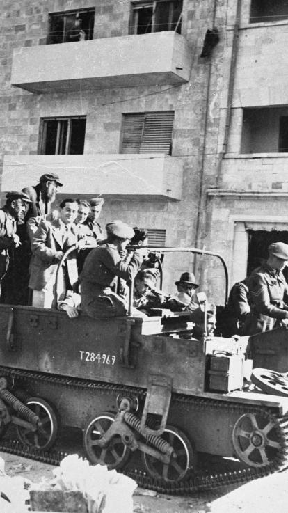 Gaza na WO1, je ziet een zandgebied en een man op een paard. 