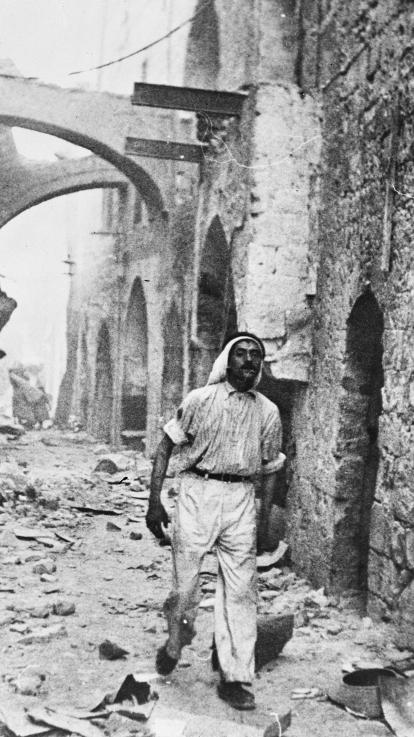 Beeld van de Zesdaagse Oorlog in Gaza in 1967, waarbij Arabische teksten en een tank te zien is.