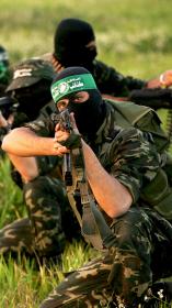 Iemand van Hamas met een wapen in zijn hand. 