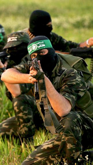 Iemand van Hamas met een wapen in zijn hand. 