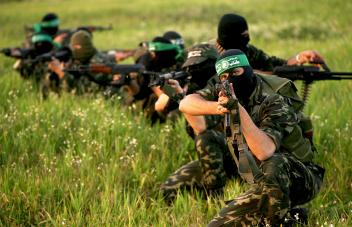 Iemand van Hamas met een wapen in zijn hand.
