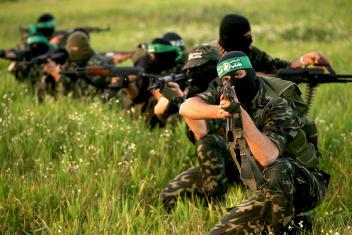 Iemand van Hamas met een wapen in zijn hand. 