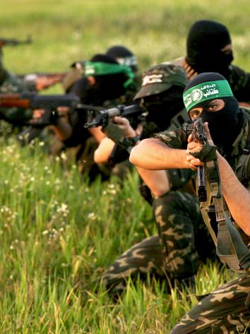 Iemand van Hamas met een wapen in zijn hand. 