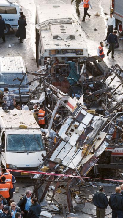 De gevolgen van een zelfmoordaanslag van Hamas op een bus in Israël. 