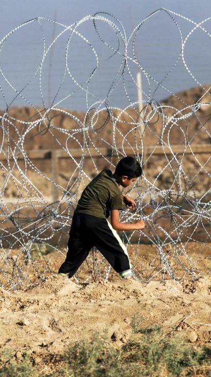 Jongetje probeert Gaza uit te komen, dat geblokkeerd wordt door Israël. 