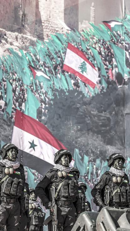 Militanten van Hamas opgesteld in vol arsenaal. 