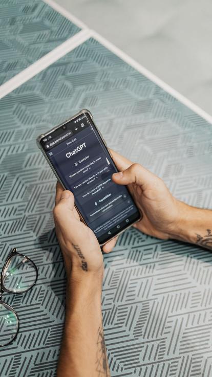 iemand gebruikt ChatGPT op de telefoon