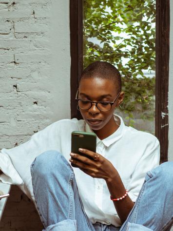 iemand kijkt op een smartphone