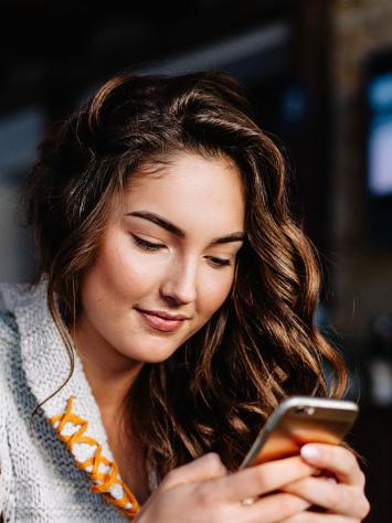 een tiener op haar mobiel