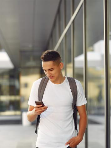 iemand kijkt op z'n mobiel