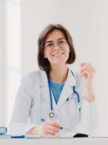 iemand met een doktersjas aan