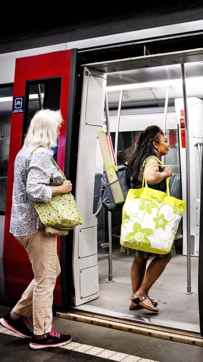 Vrouwen stappen in metro van R-NET