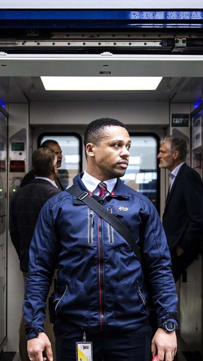 NS conducteur in opening deur