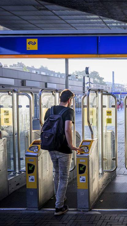 Jongen checkt in bij poortjes NS