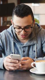 iemand kijkt op zijn telefoon