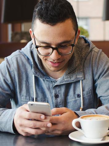 iemand kijkt op zijn telefoon