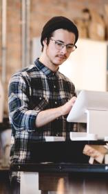 een medewerker van een koffiebar achter de kassa