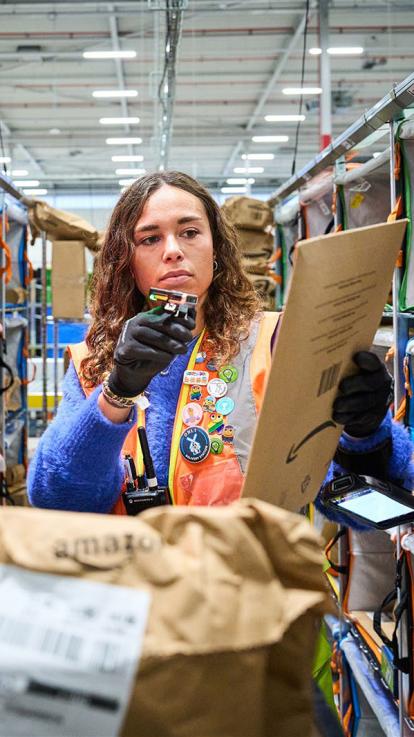 een medewerker van een distributiecentrum scant pakketjes