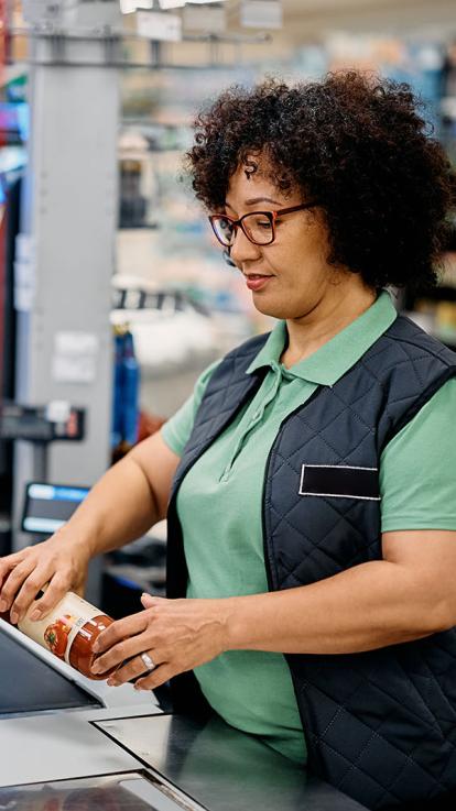 een kassamedewerker van een supermarkt scant producten