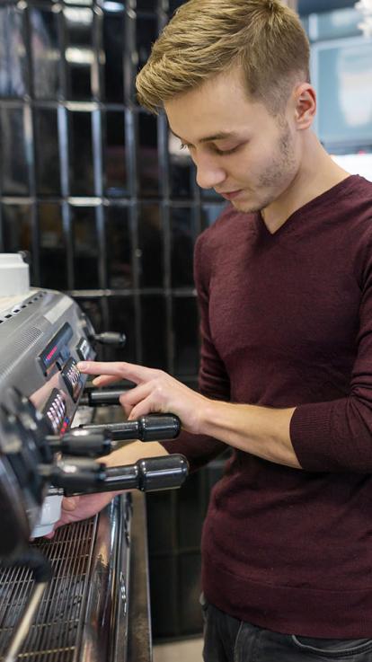 jongere die werkt in de horeca
