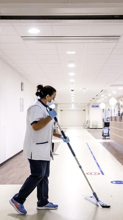 iemand maakt schoon in een ziekenhuis