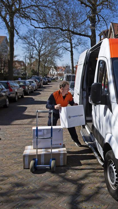 iemand haalt pakketjes uit zijn bezorgbus