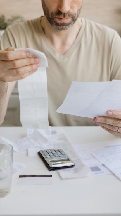 iemand houdt zijn administratie bij