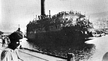 Joodse vluchtelingen arriveren per schip in Haifa
