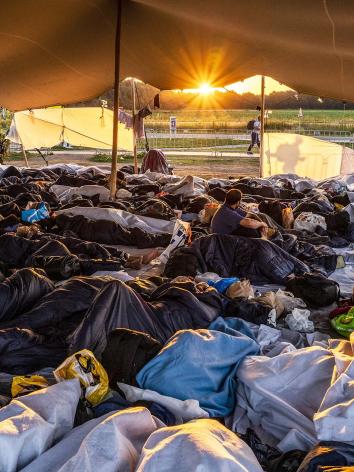 Opvangcentrum Ter Apel is overvol en mensen moeten buiten slapen.