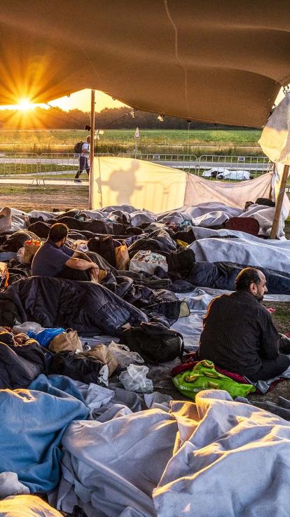 Opvangcentrum Ter Apel is overvol en mensen moeten buiten slapen.
